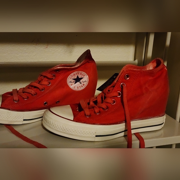 Converse red canvas Hi tops sneakers size 7 NWT - Picture 1 of 3